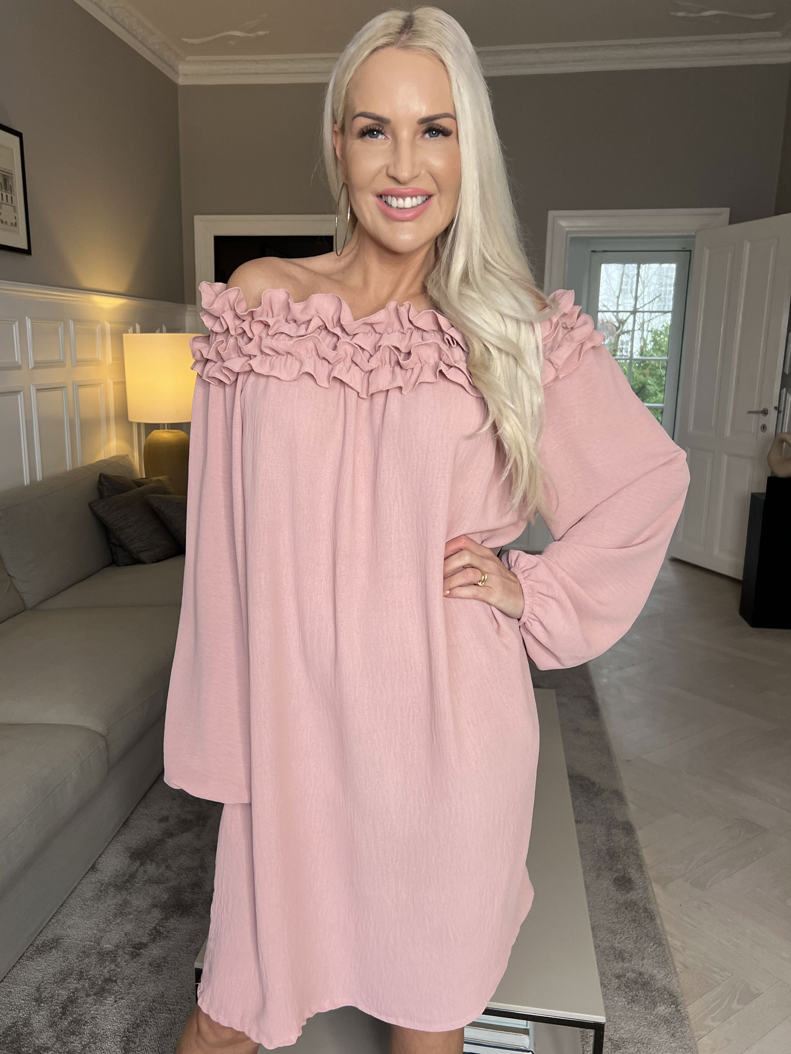 Chili Dress - Kjole med lange ærmer og flæser i udskæringen